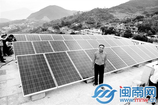 阮水应自家天台安装有33块太阳能电池板