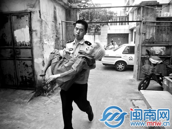 民警将迷路老人抱回家中