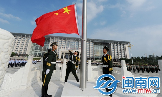 昨早8点30分，国旗护卫队开始升旗