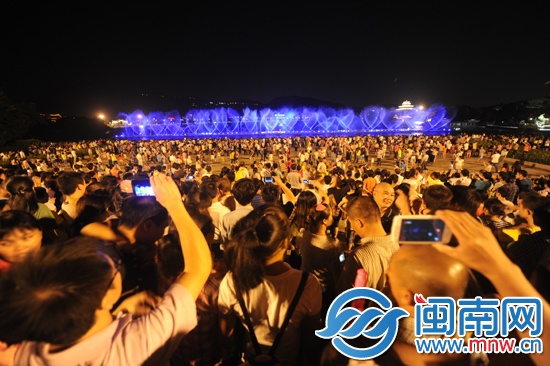 西湖公园昨晚的水火喷泉，吸引近万名游客观赏