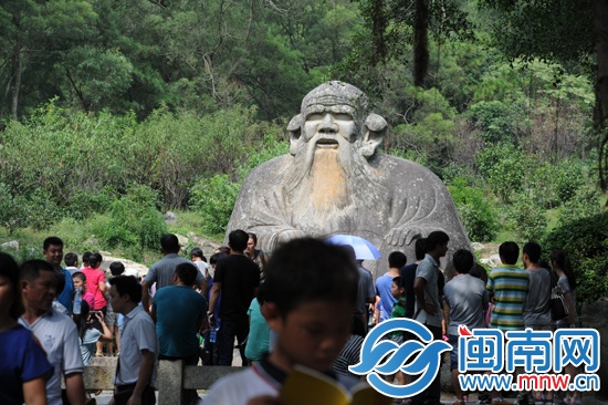到清源山的游客，总不忘跟“老子”合影一张