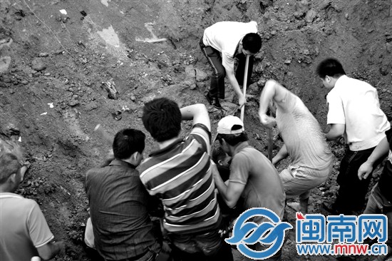 经过30分钟努力，两名被困工人获救