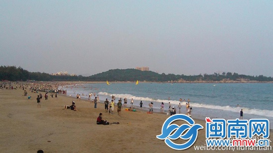 东山马銮湾昨日吸引1万多名游客前去游玩（网友图片）