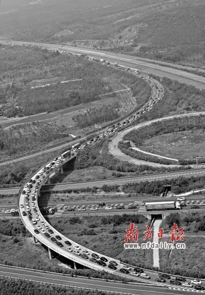 广河高速拐入粤赣高速交互立交处往赣州方向出现多车 