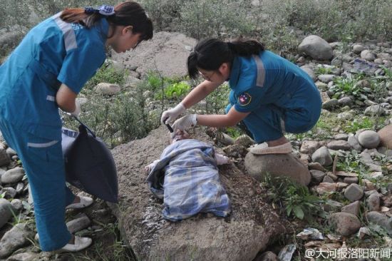 孩子救出后已无生命迹象。