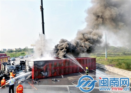大货车侧翻起火，将A道完全堵住