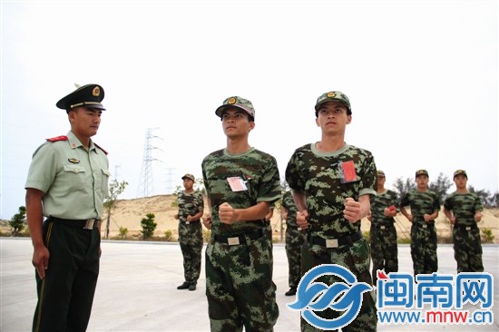 昨天的国庆大练兵活动中，两兄弟英姿飒爽，眼神坚毅
