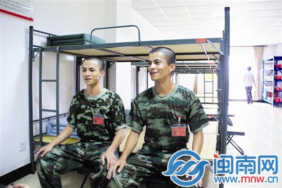 两兄弟不仅进了同一连，还被分到同一寝室