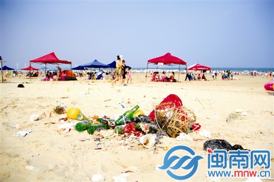 沙滩上，满地都是垃圾