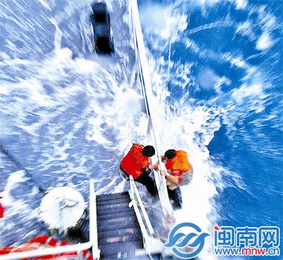 “南油969”船成功营救出三名遇险渔民