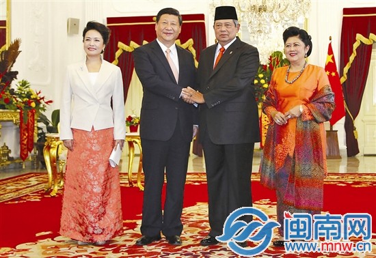 习近平、彭丽媛与苏西洛及其夫人合影