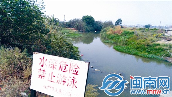 事发河段旁内坑镇政府竖立的危险警示牌