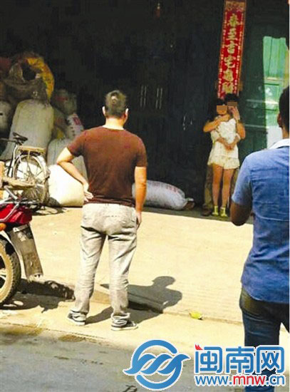 男子劫持女子与警方对峙
