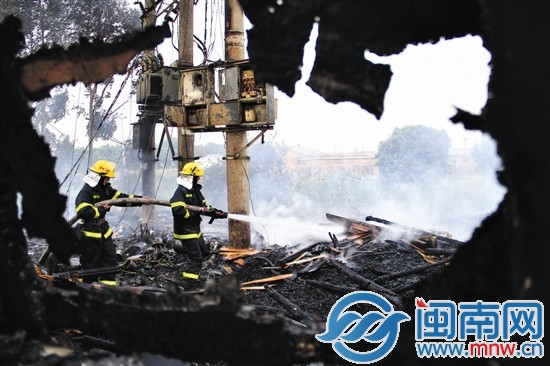变压器被烧黑，消防人员正在灭火