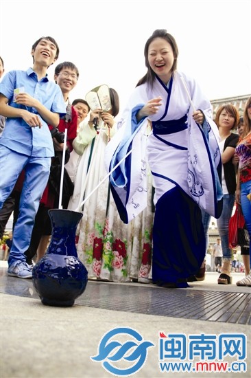 汉服社成员效仿古人投壶