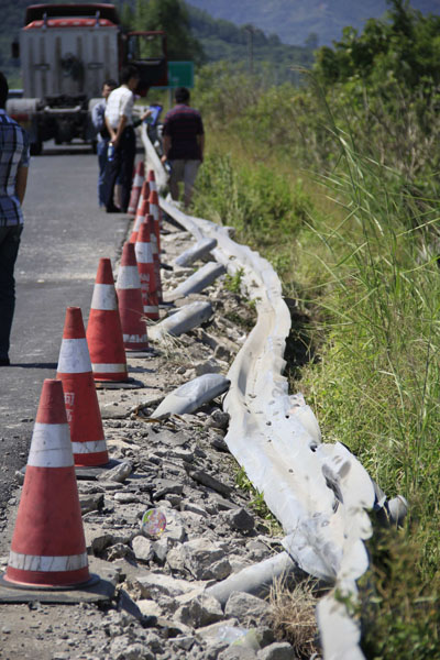 五六十米的护栏被损坏