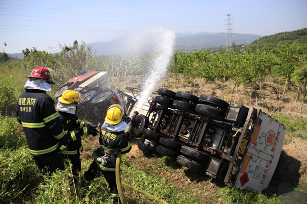 消防人员浇水降温