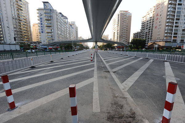 丰泽街往隧道城东方向，天桥下用护栏围起一个专门的 