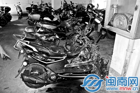 钟芬楼小区停车场,四部车被烧,屋顶也被熏黑