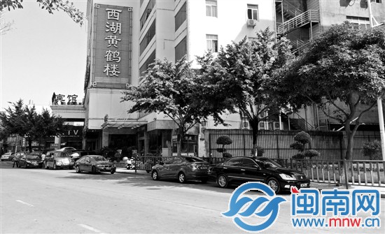 清源街道西湖黄鹤楼饭店外