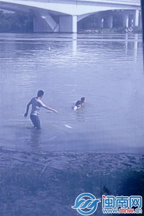 林橦与表哥一起救起落水男子