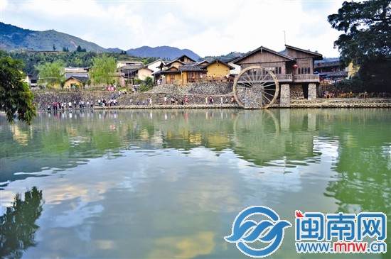 游客们游逛漳州云水谣景区
