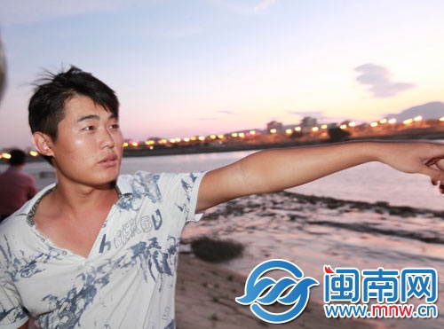 小伙付小冬用木棍拉起了两个溺水的男孩