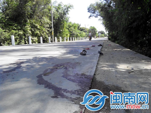 事故现场，还留有一家三口的鞋子和血迹