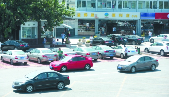 高速公路服务区内停泊的车辆比平日增加了许多