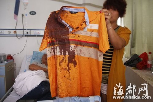 家属称，衣服上的血是缪先生被打伤沾上的