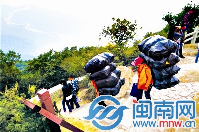 八达岭长城清洁工背垃圾下山