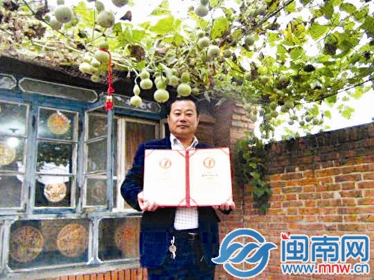 郑宝平和421个葫芦娃合影