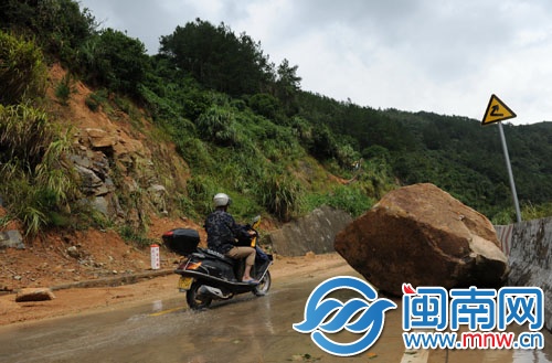 福鼎市971县道，一人高的石头从山上滚落，幸未砸中 