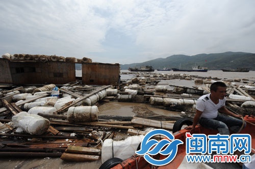 福鼎市沙埕镇一些渔排被大浪冲散，渔排上的房子被吹 