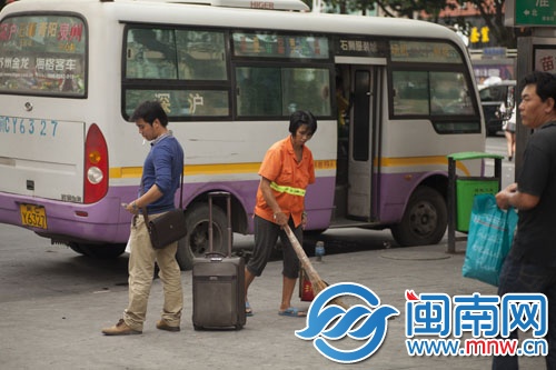 车多人多，环卫工工作量大增
