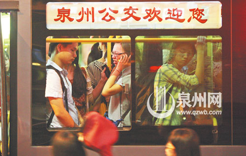 由于返程客流上升，昨日我市公交车比平日拥挤了许多