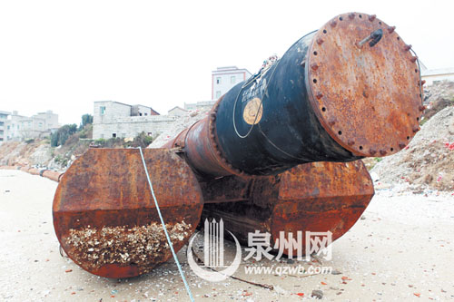 大铁管被村民拖上沙滩