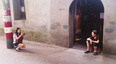 徐小姐在老街拍照留念
