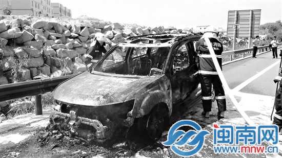 自燃的小车已经被烧成骨架