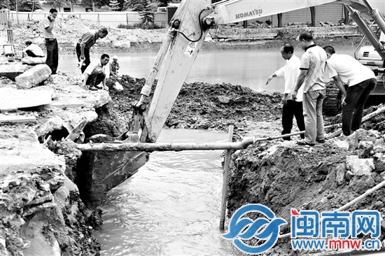 清理土方时挖的大坑已经被积水填满