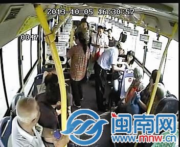 将女孩扶起来后，戴师傅忙送上水