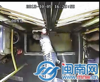 监控显示，女孩晕倒在公交车下车门边