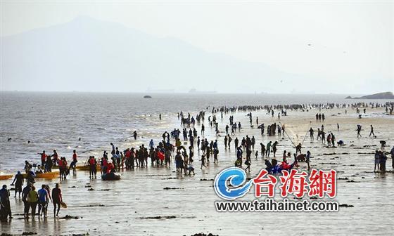 “一国两制”沙滩上的游人