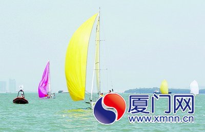 参赛选手在五缘湾竞速角逐