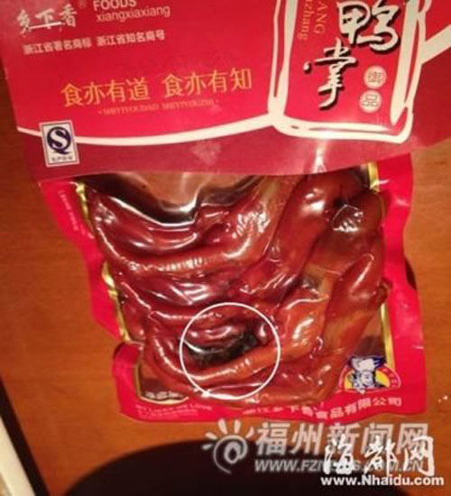 “乡下香”酱鸭爪里现蟑螂