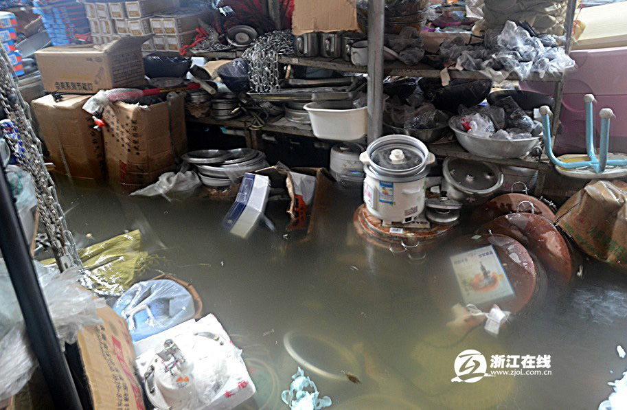浙江余姚水灾灾情严重 城区超七成被淹水电通讯中断