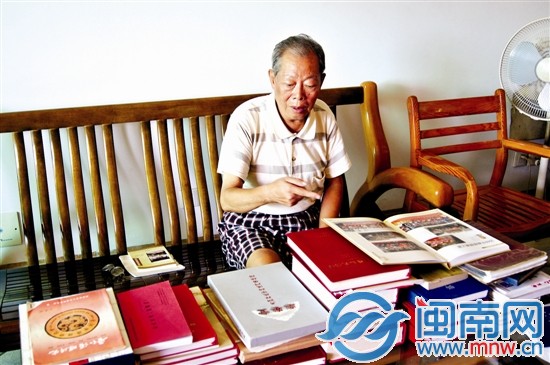 孙建斌拿出他收藏的族谱，如数家珍