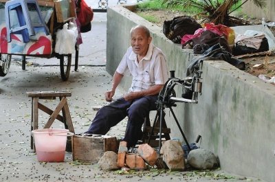 老人家常年在此补鞋，深得附近居民喜爱