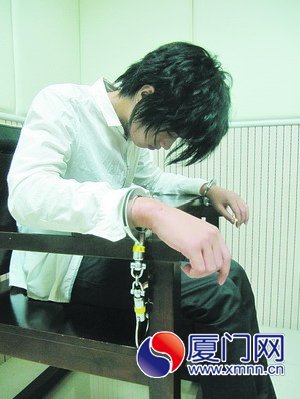 杨某在审讯室