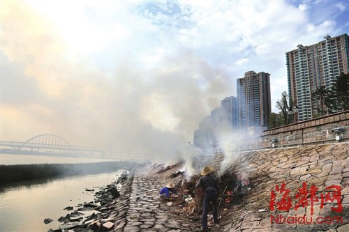 福建建工集团 闽江边放火烧垃圾